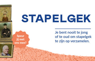 Drie blikken dozen op elkaar gestapeld, op elke blikken doos staat een foto van één van de drie verzamelaars