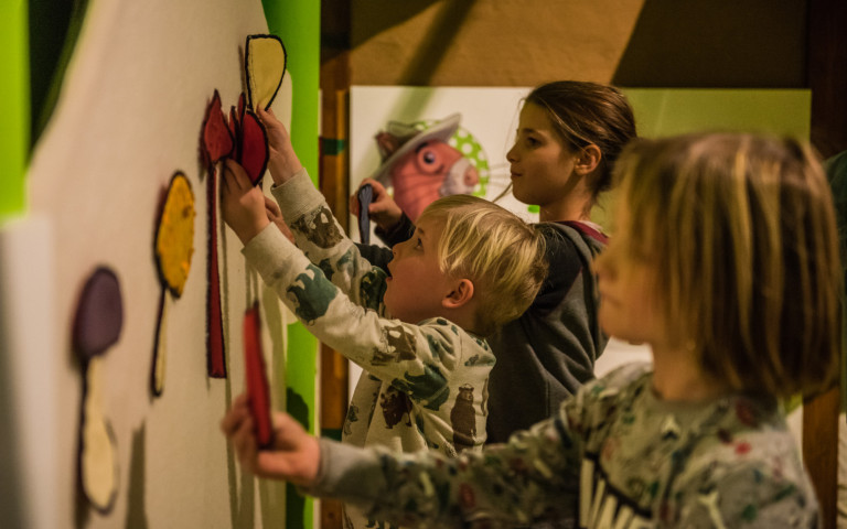 Kinderen maken een grote paddenstoelenpuzzel