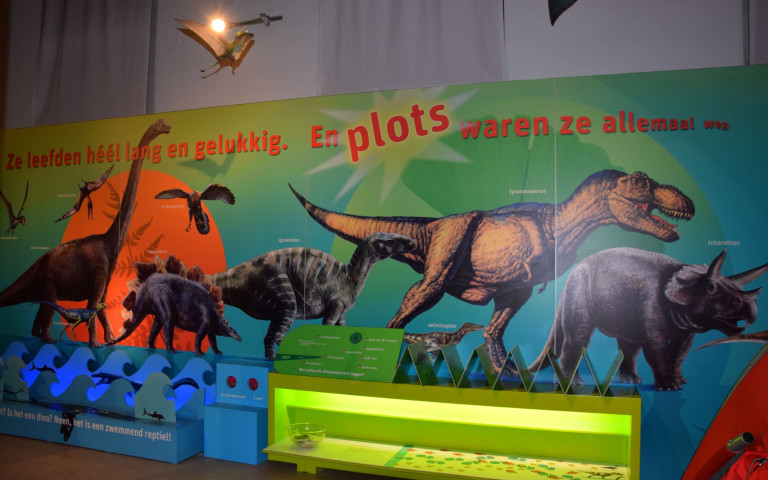 Foto van de dinomuur in Zapland