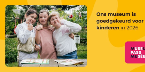 Drie meisjes steken hun duim op naar de camera