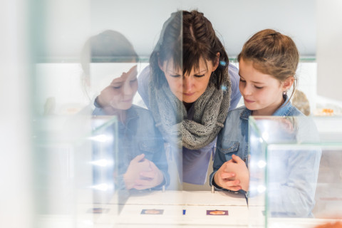 Een moeder en dochter bekijken een vitrine in Kei-Cool